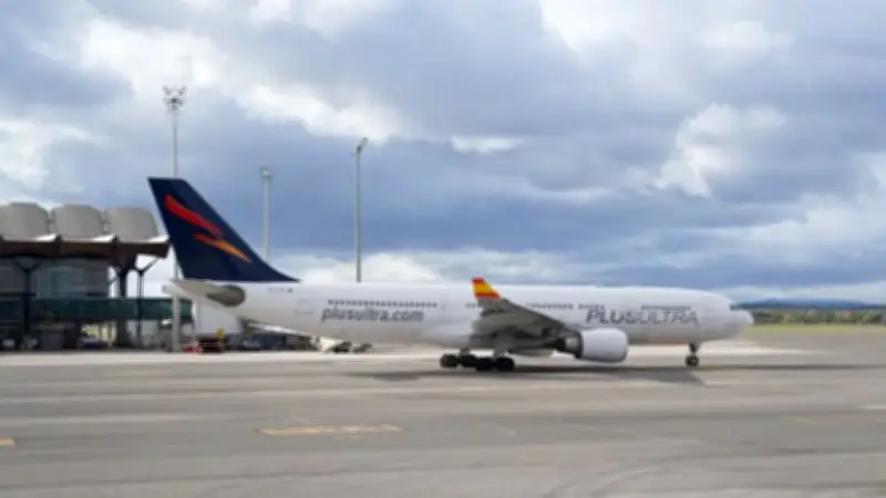 Falla en avión retiene a cientos de viajeros 50 horas en Cartagena con destino a Madrid