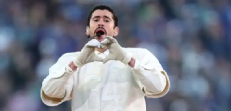 Fan argentina 'ahorca' a Bad Bunny en concierto y el artista responde con mirada íntima
