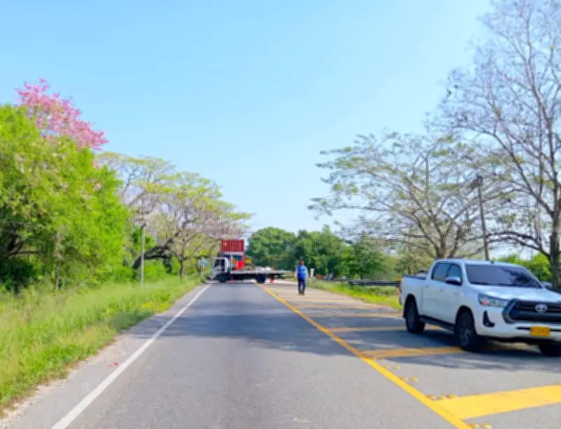 Finalizan labores de rescate tras volcamiento de tractocamión con combustible en Atlántico
