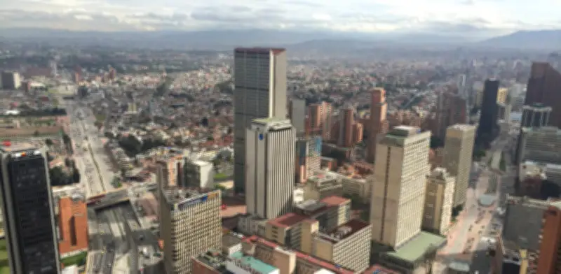 Fitch advierte sobre riesgos para la banca colombiana en 2026 por salario mínimo y tasas altas