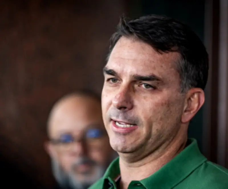 Flavio Bolsonaro Iguala a Lula en Encuestas Presidenciales de Brasil