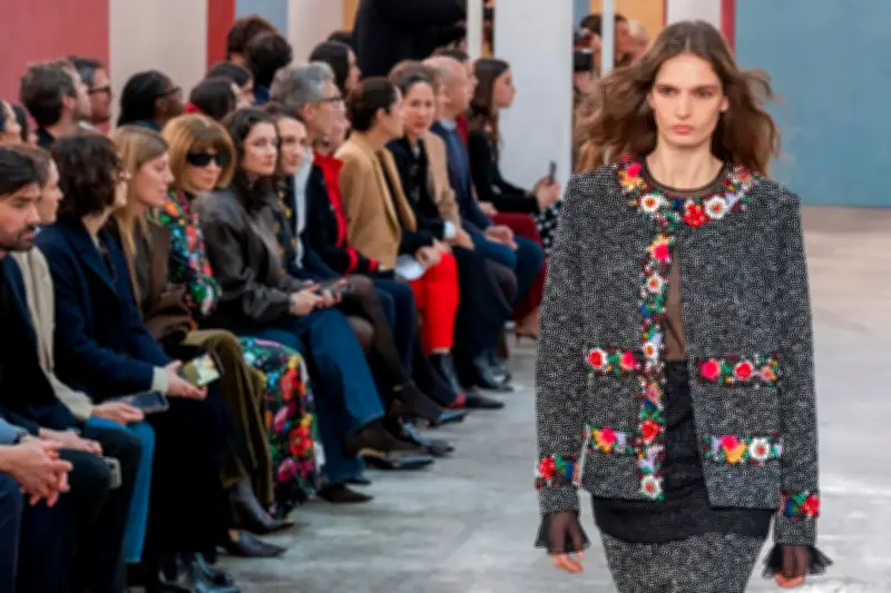 Flores en la moda: una historia de inspiración botánica desde el siglo XVII hasta hoy