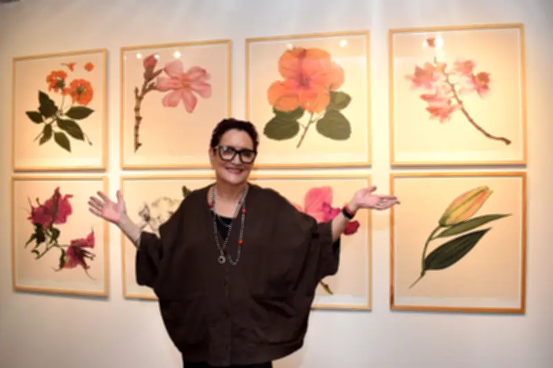 Floribus de Mónika Herrán: exposición que revela la belleza oculta de las flores anónimas