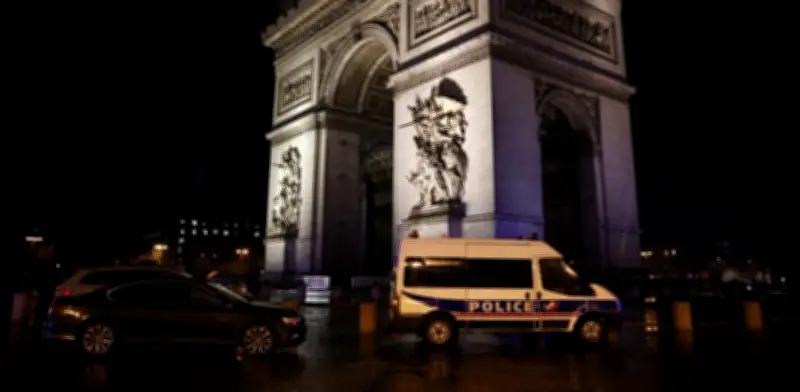 Francia abate a hombre con antecedentes terroristas que amenazó a gendarmes en el Arco del Triunfo