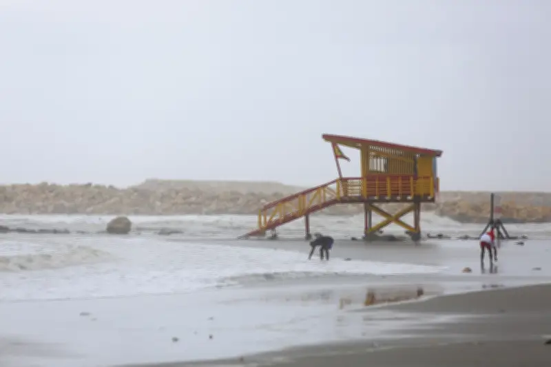 Frente frío destruye garitas de salvavidas en Cartagena y revela diferencias en construcción