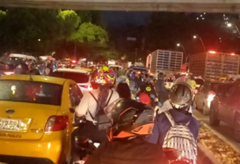 Fuerte trancón paraliza vías estratégicas de Cartagena en horas nocturnas