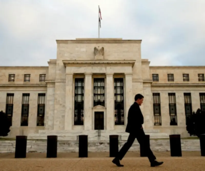 Funcionarios de la Fed mantuvieron tasas, pero divididos sobre futuras alzas o recortes