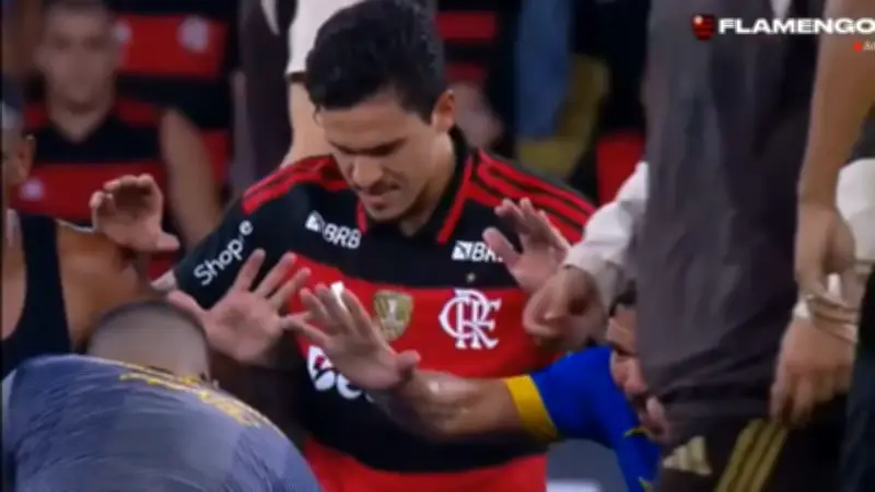 Futbolista sufre convulsión en pleno partido en el Maracaná ante Flamengo