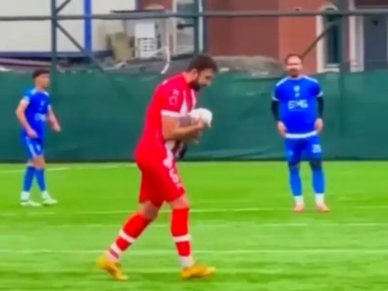 Futbolista turco salva a gaviota con masaje cardíaco tras impacto de balón en partido