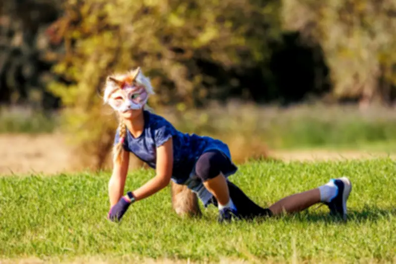 Fyrulais: la primera escuela para Therians abre en Argentina enseñando a caminar y ladrar