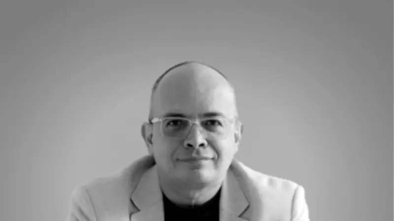 Generación Z muestra declive cognitivo por exceso de tecnología en educación, según neurocientífico