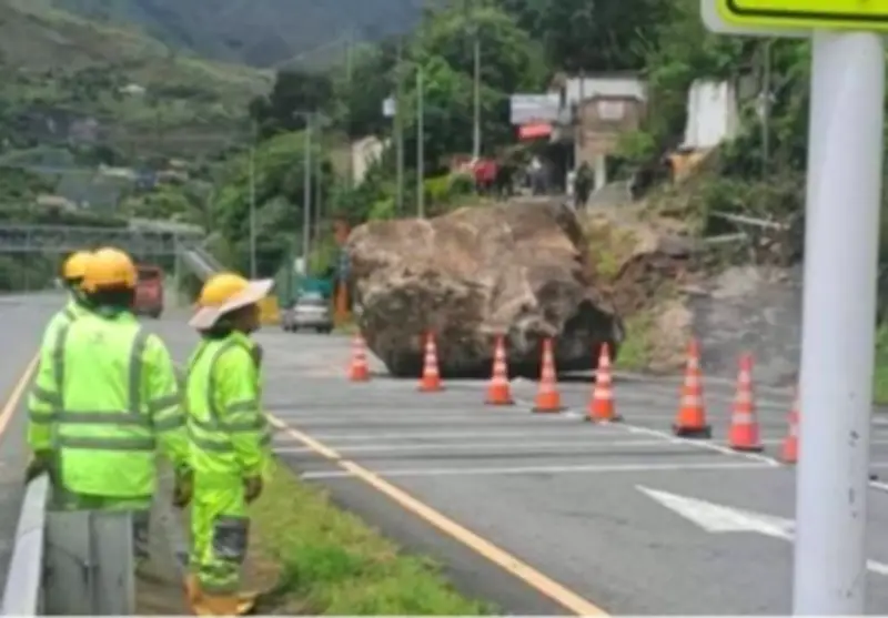 Gigantesca roca cierra la Panamericana en Nariño: milagro sin víctimas tras impacto