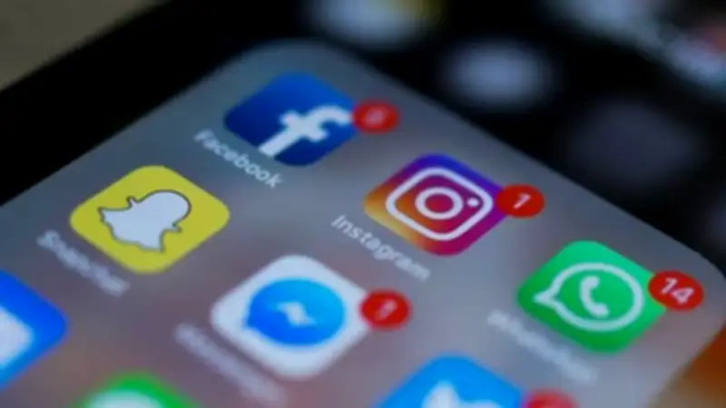 Gobierno británico analiza imponer restricciones en redes sociales para proteger a menores