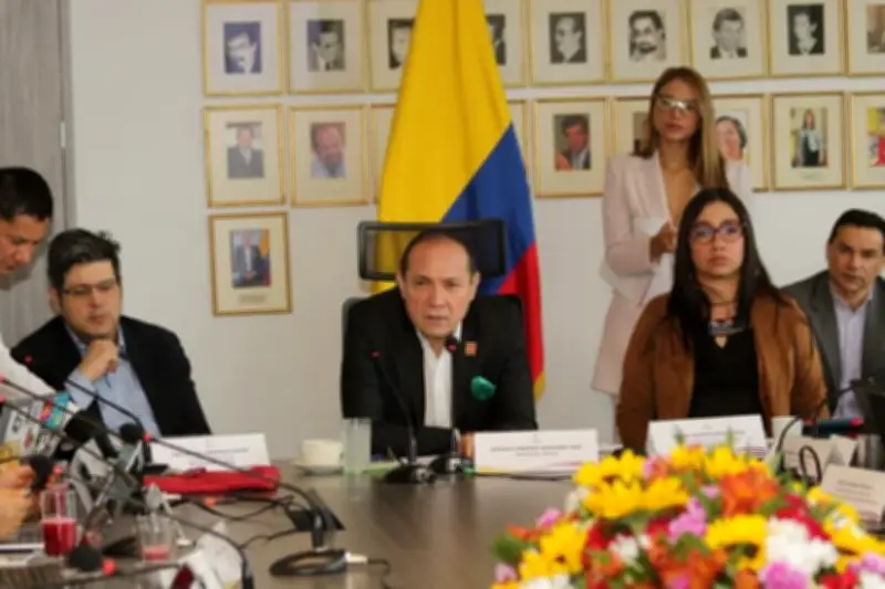 Gobierno convoca reunión urgente tras suspensión del aumento salarial por Consejo de Estado