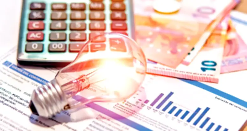 Gobierno exige bajada de precios de energía eléctrica ante altos niveles de embalses