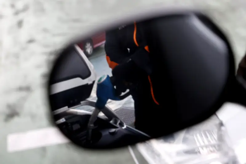 Gobierno oficializa nueva baja de $500 en el precio de la gasolina corriente a nivel nacional