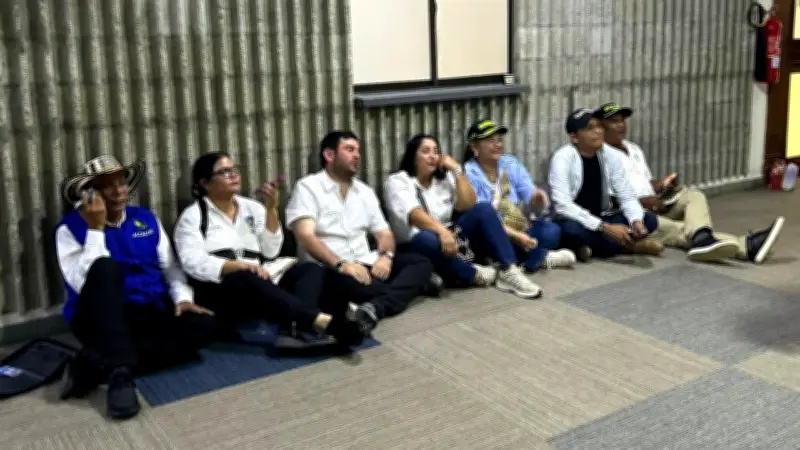 Gobierno Petro responde a polémica foto de alcaldes en el piso: califica acto como "ruin y bajo"