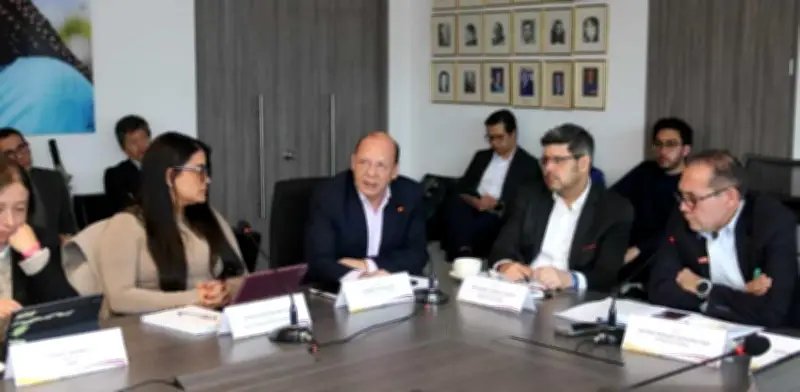 Gobierno podría mantener salario mínimo de 2 millones tras acuerdo tripartito