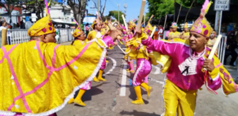 Gran Parada de Tradición 2026 ilumina el Carnaval de Barranquilla con homenaje a danzas ancestrales