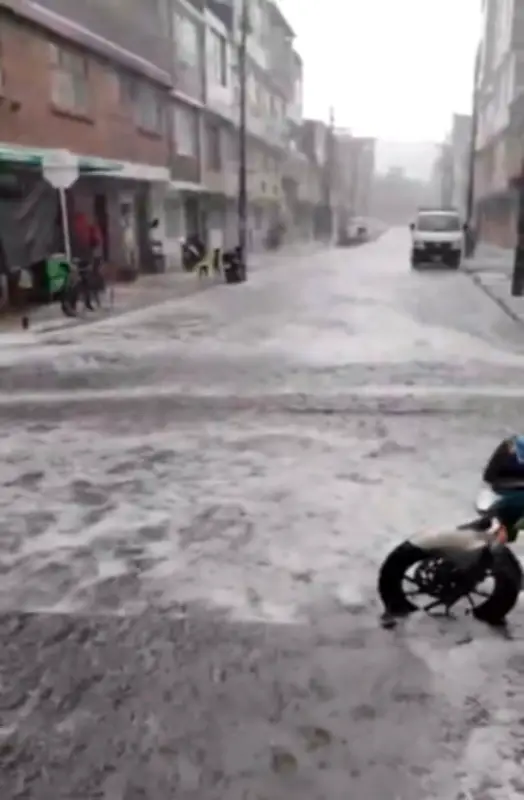 Granizada intensa causa hundimiento vial y emergencias en múltiples puntos de Bogotá