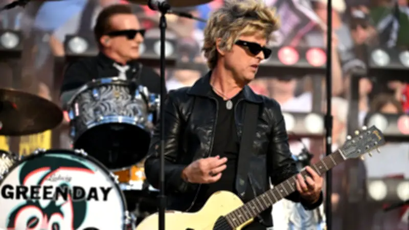 Green Day abre el Super Bowl LX con 'American Idiot' y crítica política