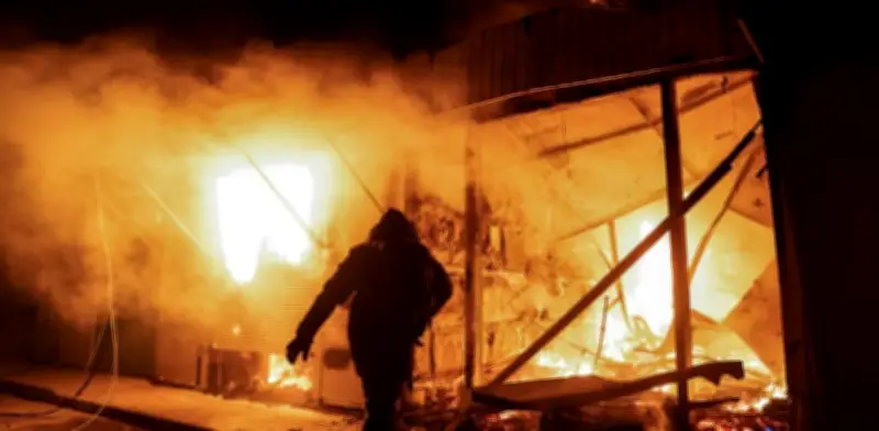 Guerra de drones: ataque ucraniano incendia depósito petrolero ruso y Moscú responde con 37 drones