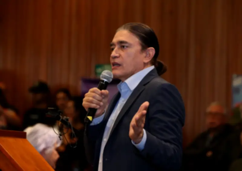 Gustavo Bolívar denuncia reunión secreta que involucra a Roy Barreras y Daniel Quintero