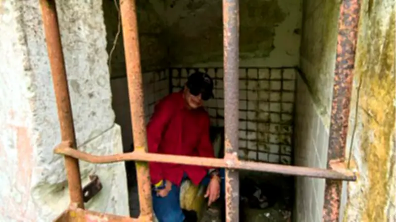 Gustavo Petro explica su foto en una celda: viaje a Gorgona y denuncia de torturas históricas