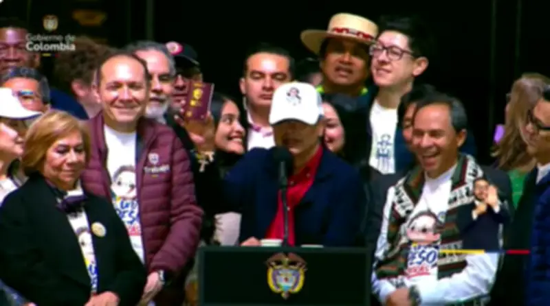 Gustavo Petro presenta el nuevo pasaporte colombiano con diseño nacional