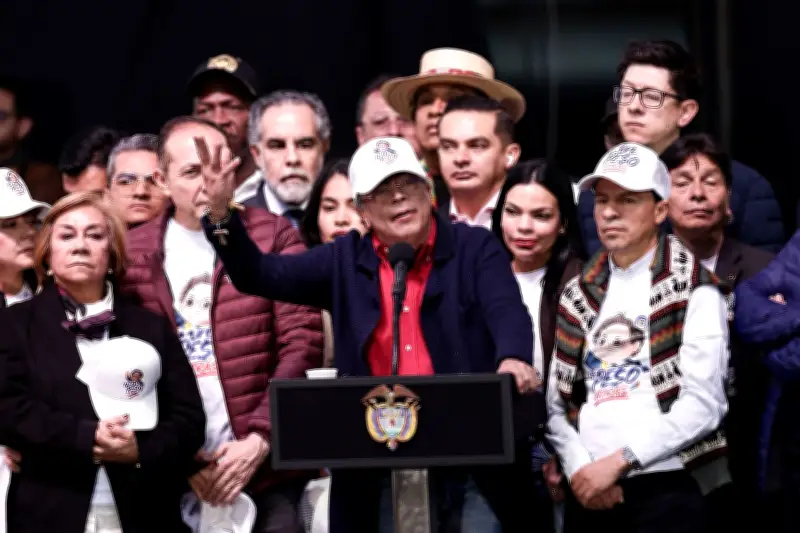 Gustavo Petro presenta el nuevo pasaporte colombiano en la Plaza de Bolívar