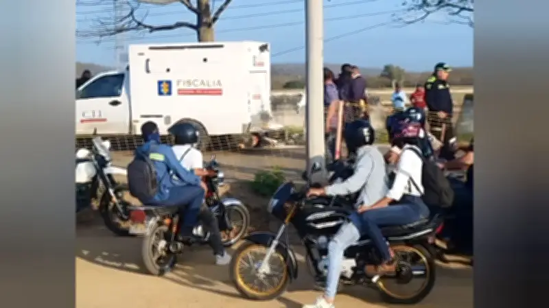 Hallan cuerpo envuelto en mantas en vía Barranquilla-Juan Mina tras ser arrojado de vehículo