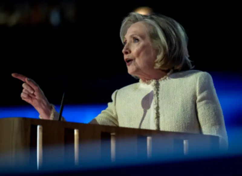 Hillary Clinton acusa a Trump de encubrimiento en caso Epstein mientras documentos revelan vínculos de Bill Clinton