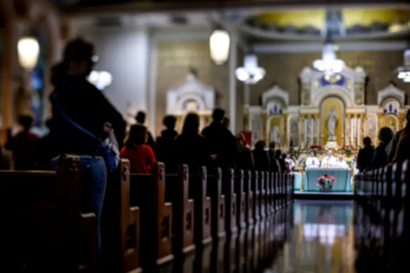 Historiador cuestiona manipulación del sentido divino en tragedias políticas y médicas