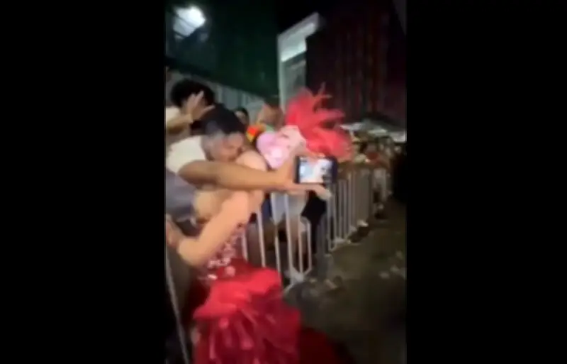 Hombre acosa a Reina del Carnaval de Barranquilla durante La Guacherna en acto repudiable