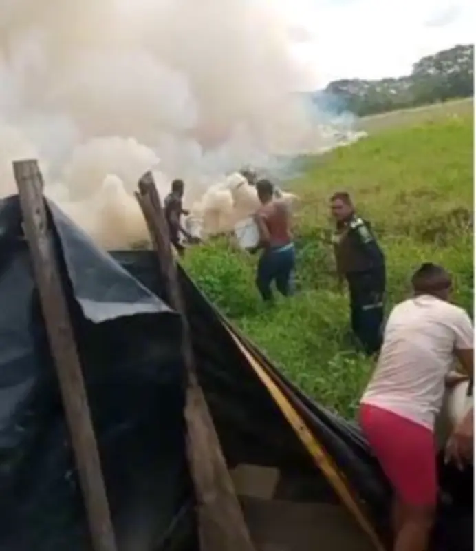 Héroes en uniforme: Policías y vecinos controlan incendio forestal en Calamar, Bolívar
