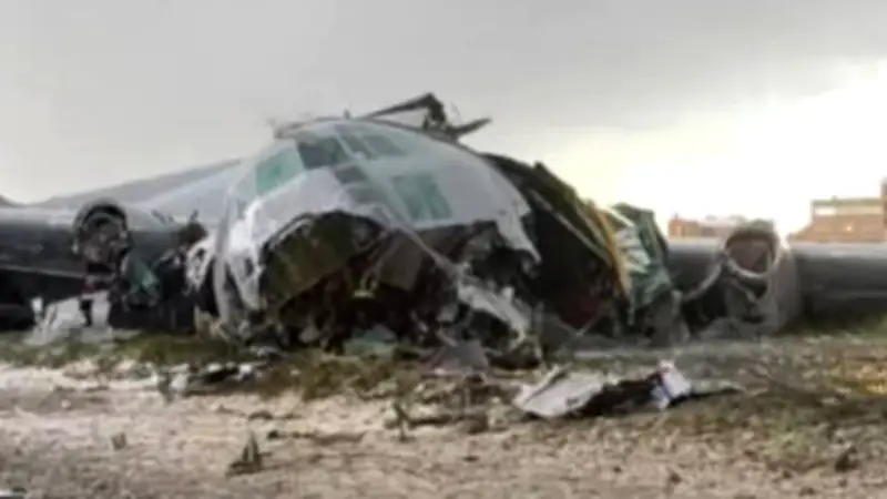 Impactante accidente aéreo en Bolivia: avión militar con dinero se estrella en carretera