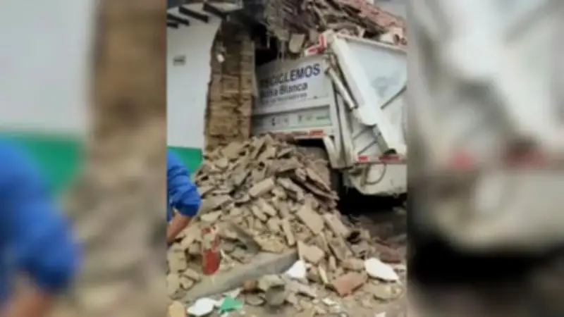 Impactante accidente en La Candelaria: camión de basura destruye vivienda tras falla mecánica