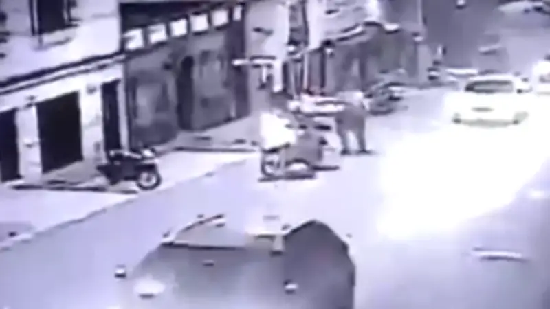 Impactante ataque a policías en Medellín: hombre en moto dispara a quemarropa