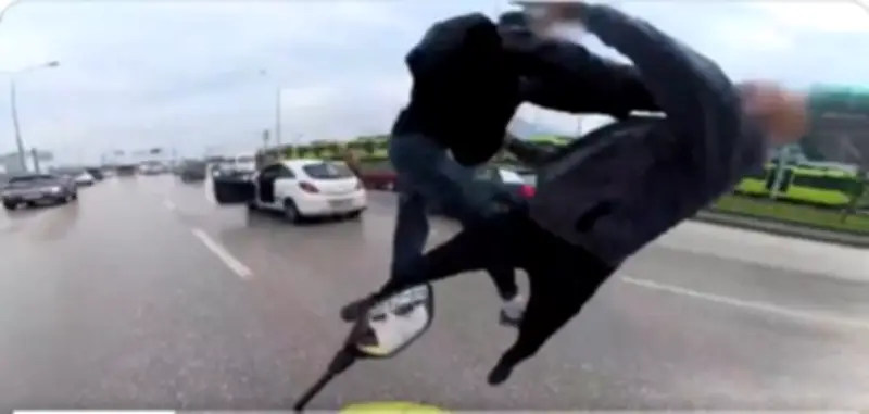 Impactante patada voladora captada en video tras discusión de tránsito que se viraliza