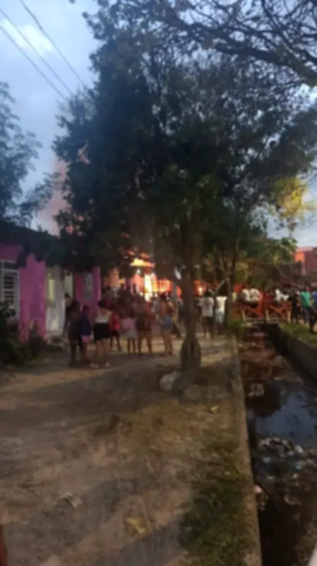 Incendio consume vivienda en Cartagena: familia escapa ilesa gracias a rápida reacción vecinal