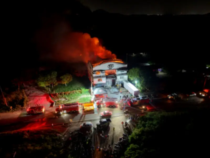 Incendio de gran magnitud afecta bodegas de Distri-Papis en Turbana, cerca de Cartagena