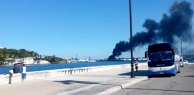 Incendio de gran magnitud en refinería de La Habana: humo visible desde la bahía