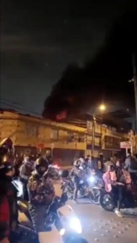 Incendio de grandes proporciones consume fábrica de colchones en zona industrial de Soacha