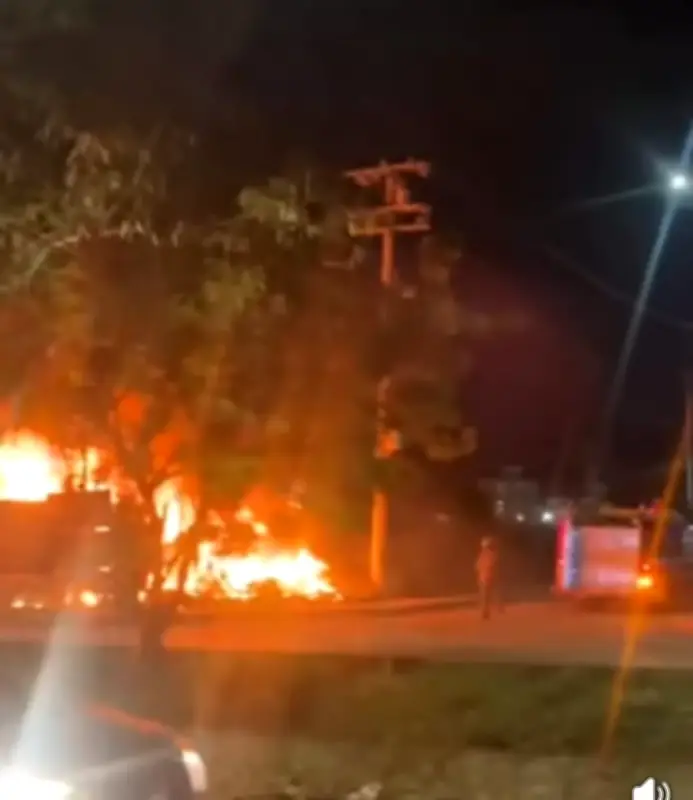 Incendio destruye empresa de reciclaje en barrio La Carolina de Cartagena