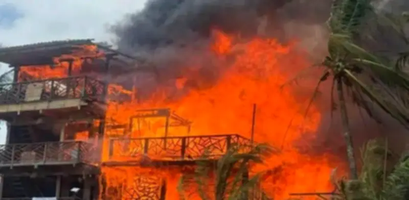 Incendio devasta complejo turístico en Troncal del Caribe: comunidades enfrentan crisis acumulada