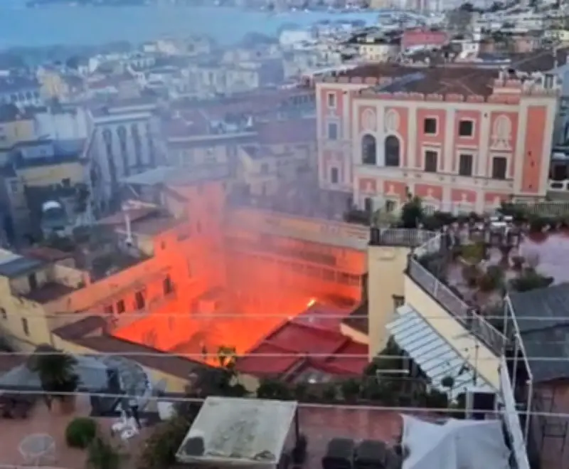 Incendio devasta histórico Teatro Sannazaro de Nápoles, símbolo cultural del siglo XIX