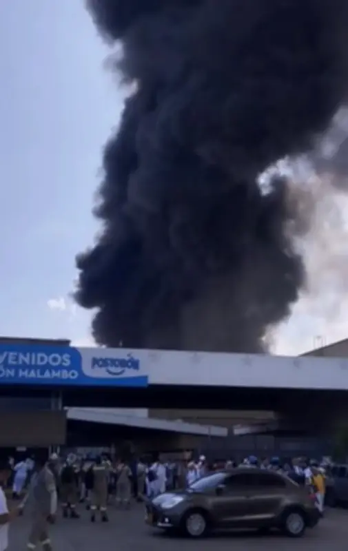 Incendio en planta de Postobón en Malambo: Evacuación exitosa y bomberos controlan las llamas
