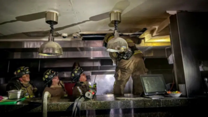 Incendio en restaurante Mi Gran Parrilla Boyacense paraliza NQS en Bogotá