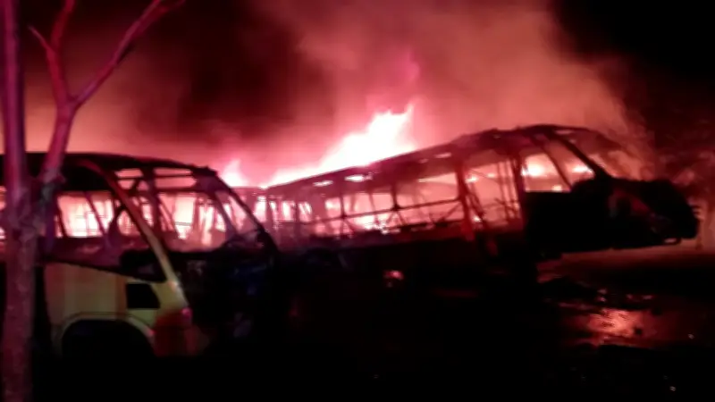 Incendio intencional destruye 21 buses del antiguo operador de Metrolinea en Santander