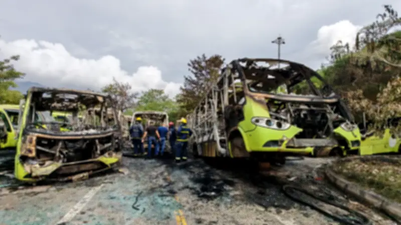 Incendio intencional en Metrolínea de Girón: 15 buses destruidos completamente